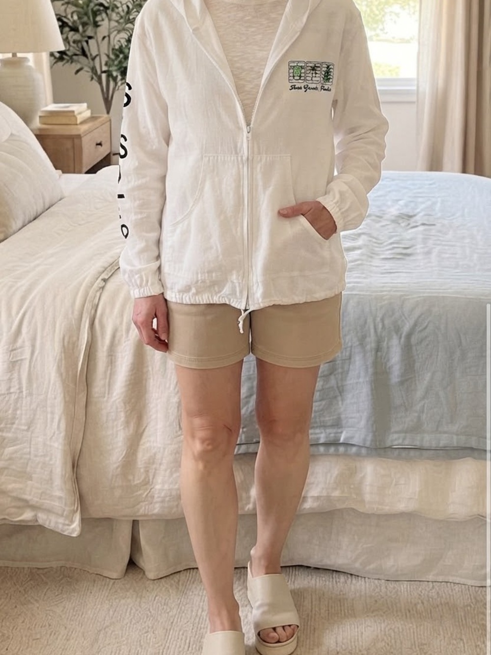 White Hooded Zip Jacket with Front Pockets - Unbranded